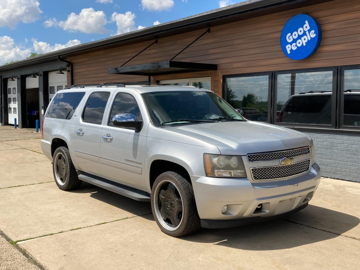 2011 Bright Silver Met Chevrolet Suburban LTZ 1500 4WD (1GNSKKE38BR) with an 5.3L V8 OHV 16V FFV engine, 4-Speed Automatic transmission, located at 1800 South Ihm Blvd, Freeport, IL, 61032, (815) 232-5543, 42.278645, -89.607994 - Photo#0